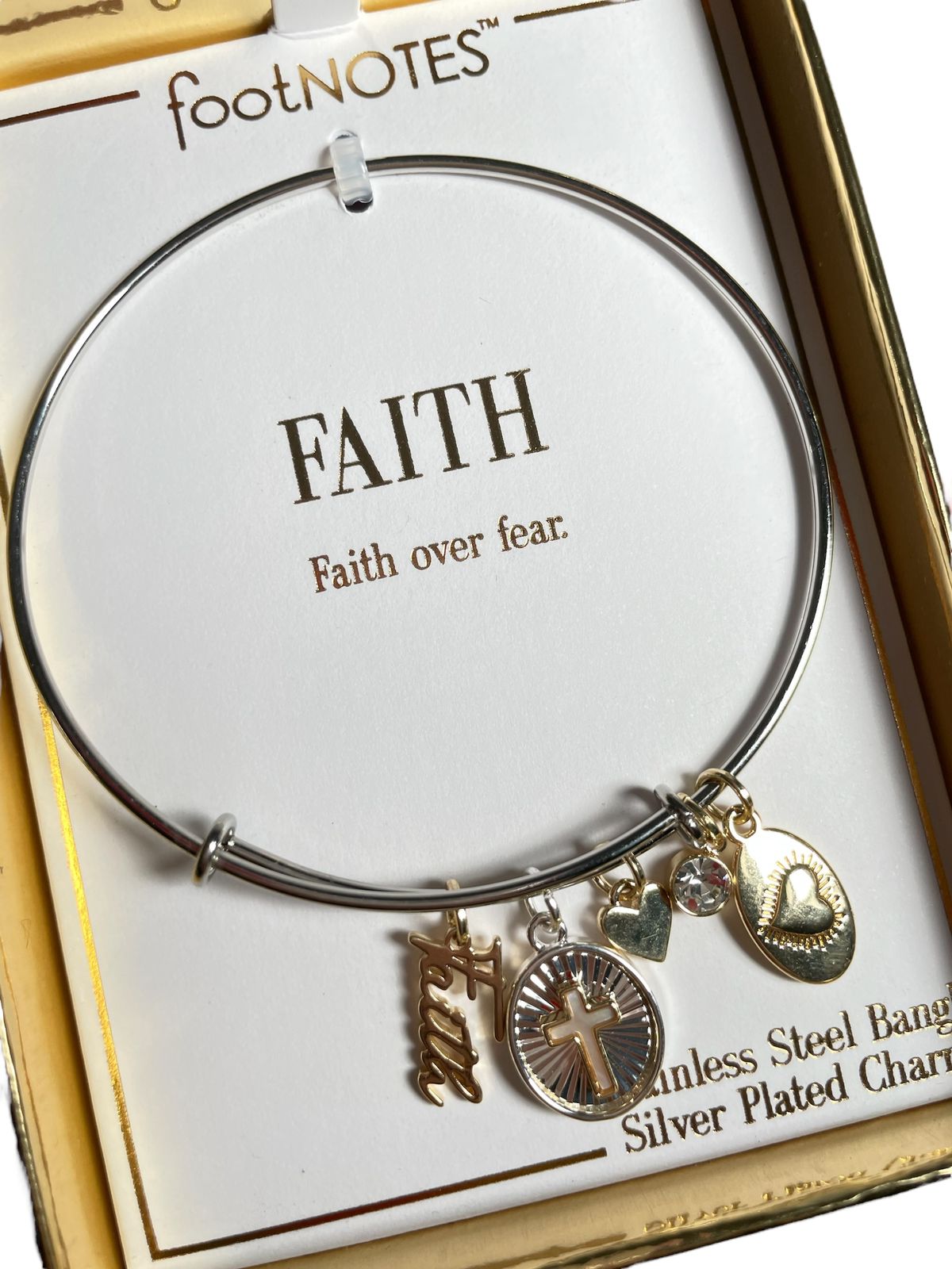 BRAZALETE FOOTNOTES CON CHARMS FAITH OVER FEAR DE PLATA CON DETALLES DORADOS